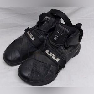 Nike Men Lebron Soldier Ix